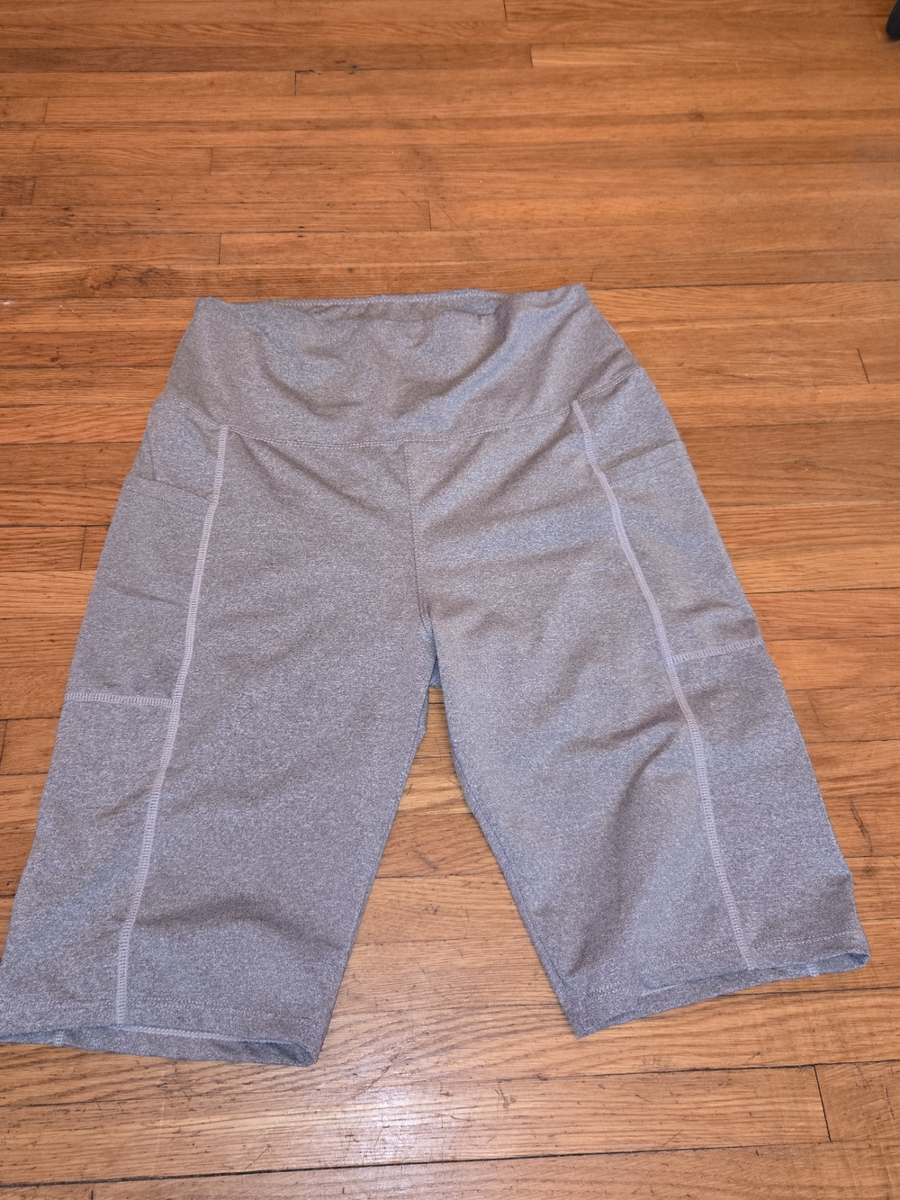 High-Rise Grey Bike Shorts with Contour Seams and Side Pockets